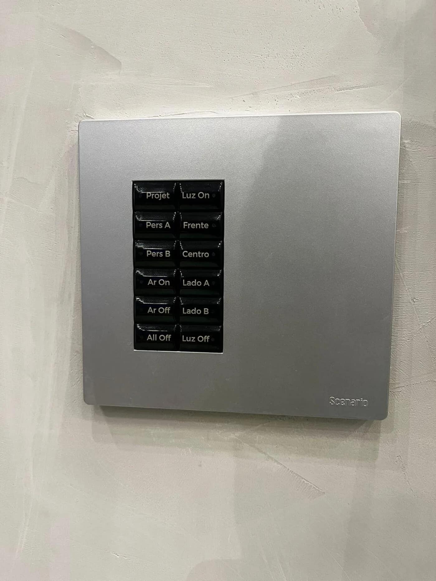 Keypad de parede com botões de cenas de luz, persianas e ar-condicionado.