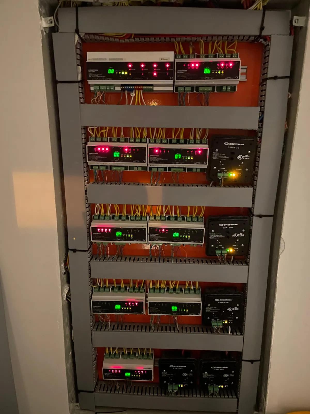 Quadro de automação aberto, com módulos e luzes de status
