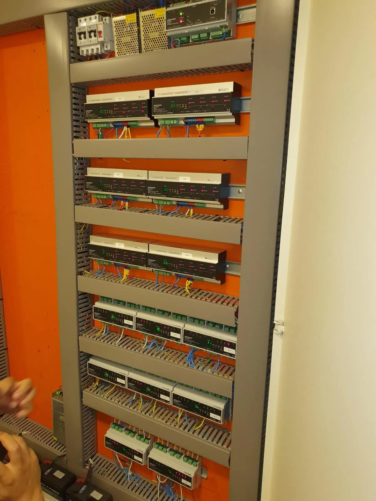 Quadro de automação de iluminação Crestron em solução empresarial, com os módulos em funcionamento.