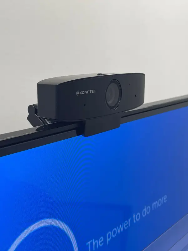 Câmera de videoconferência instalada sobre o monitor.