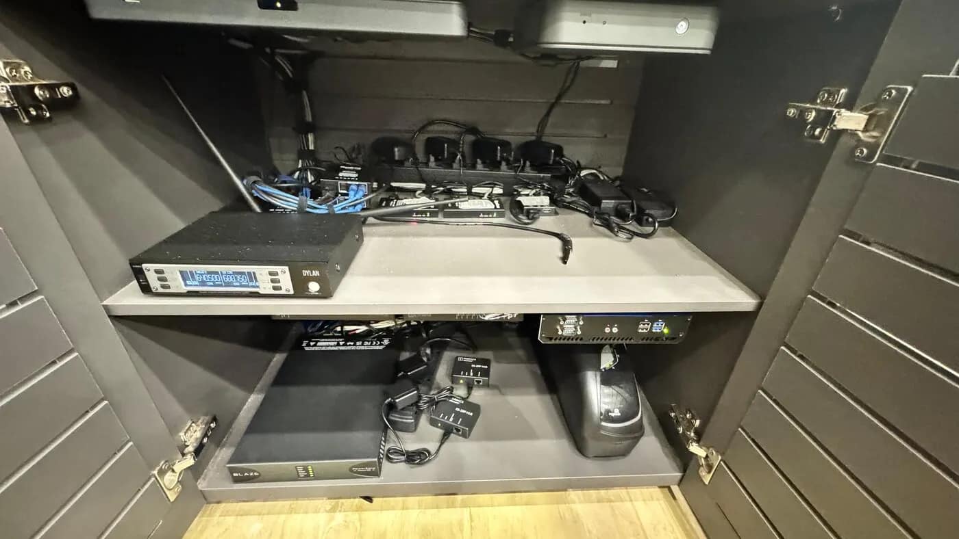 Equipamentos de áudio e vídeo embutidos em marcenaria.