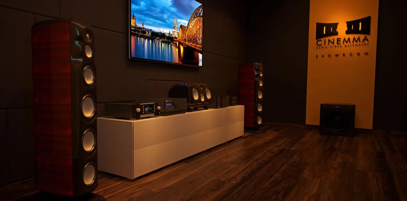 Showroom da Cinemma em Campinas, com caixas acústicas e monitor em ambiente escuro.