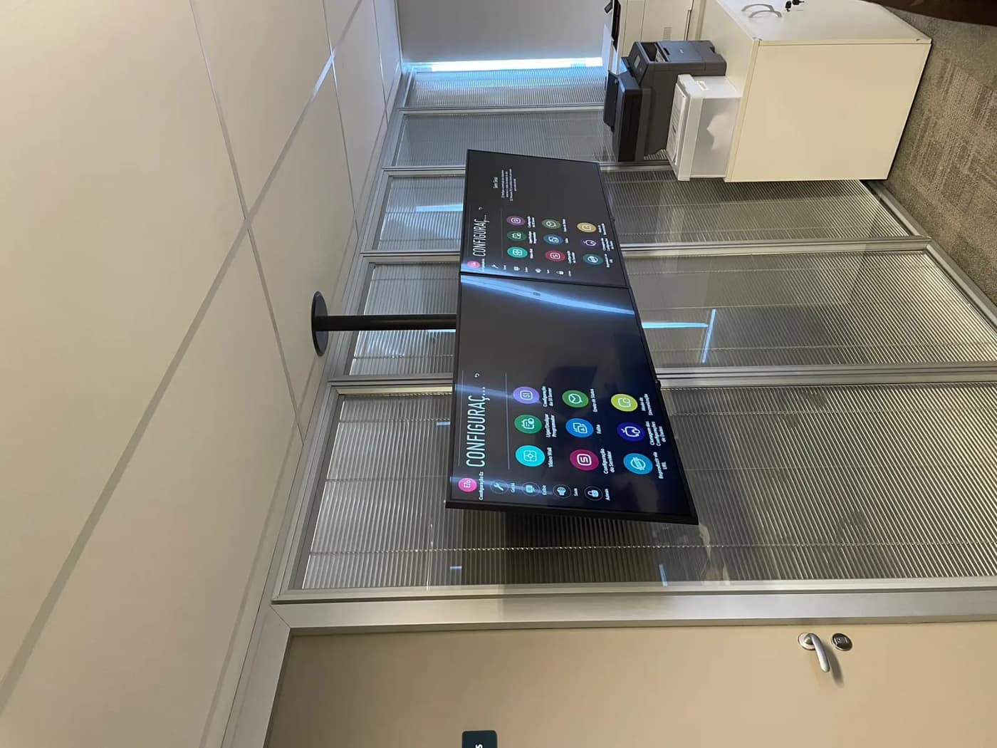 Monitor em braço articulado instalado em ambiente industrial de superfícies em inox.