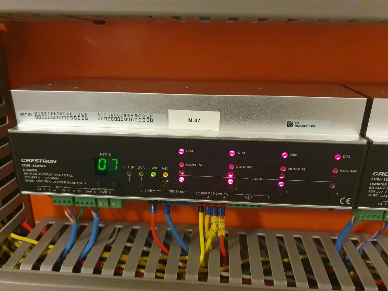 Módulo de automação instalado em quadro, com cabeamento identificado.