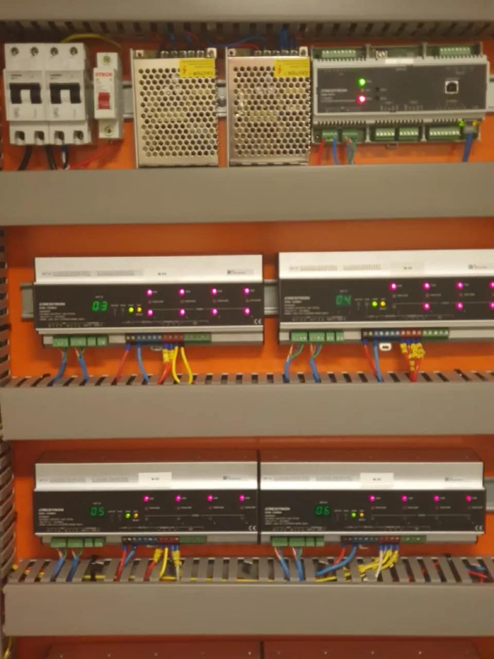 Quadro de automação e proteção montado em painel.