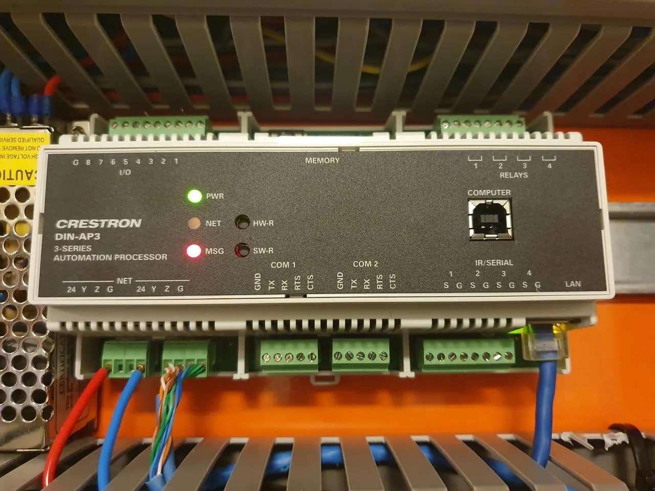 Controladora instalada com conexões de rede e energia.