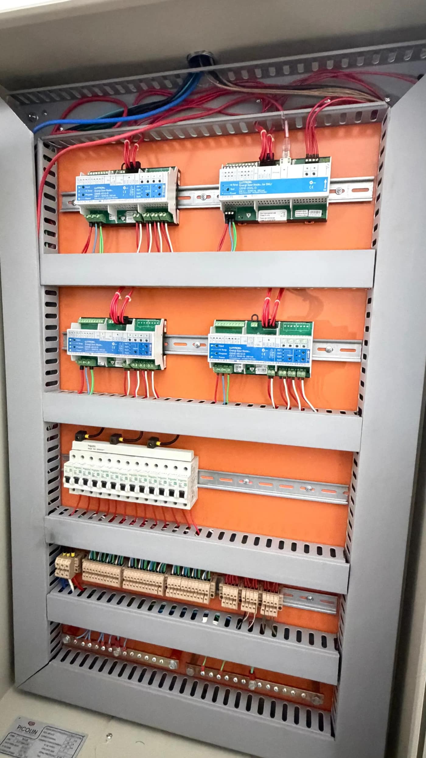 Quadro completo, com disjuntores, bornes e módulos de automação no mesmo painel.