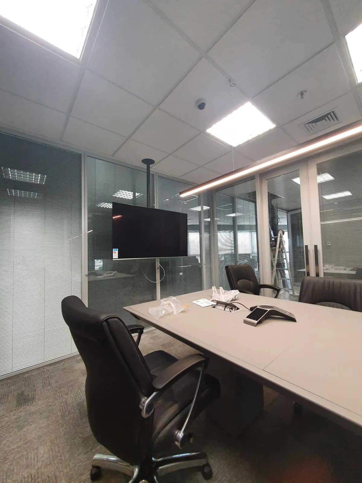 Sala de reunião corporativa com tela e infraestrutura embutida no forro.