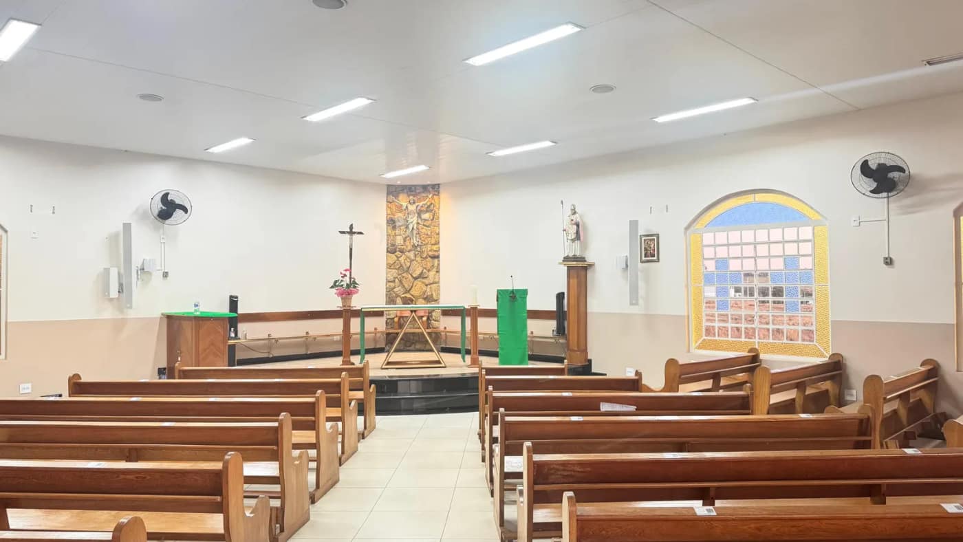 Nave de igreja com caixas de som instaladas nas laterais.