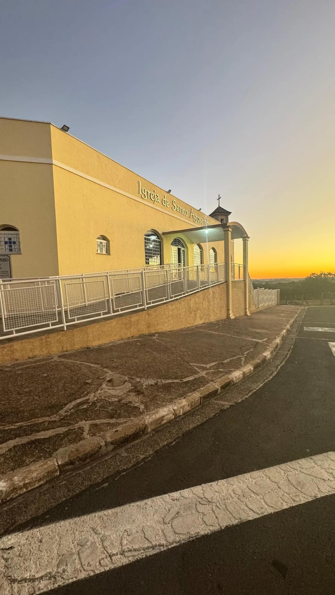 Fachada do templo ao fim da tarde.