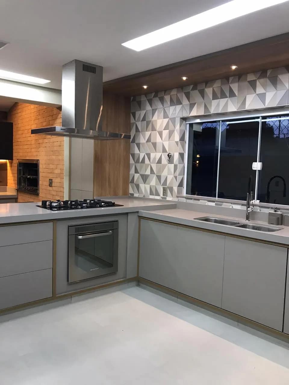 Cozinha gourmet integrada ao sistema de som.