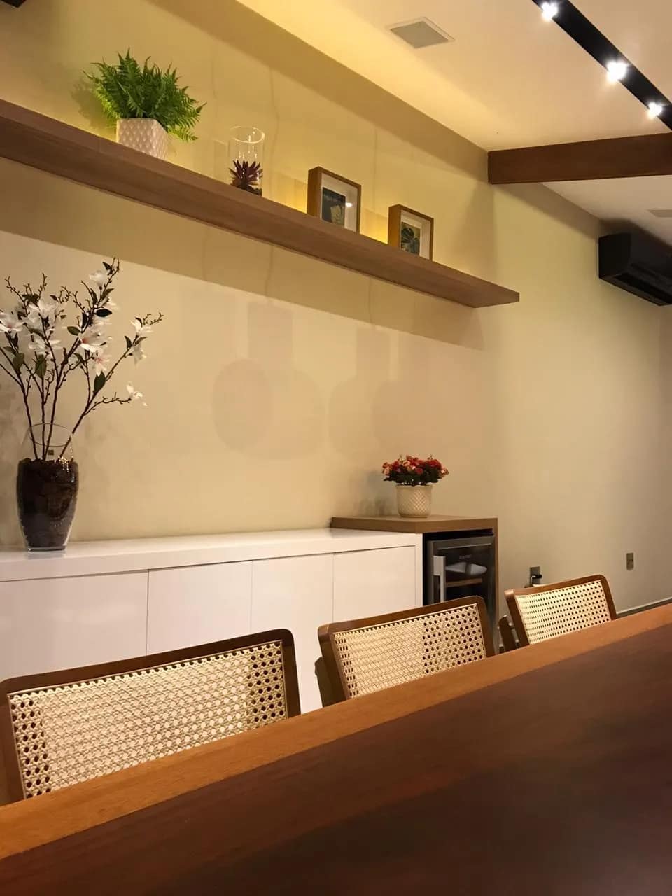 Aparador com luz de destaque no ambiente.