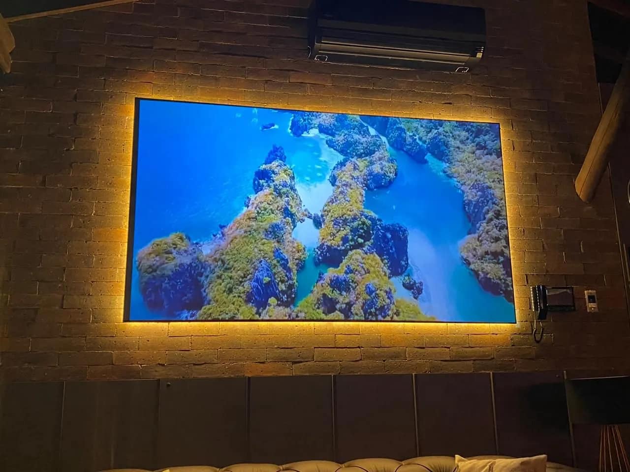 Tela de projeção grande com iluminação por trás.