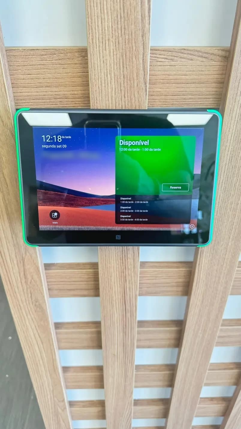 Painel de controle de sala instalado em forro de madeira ripado.